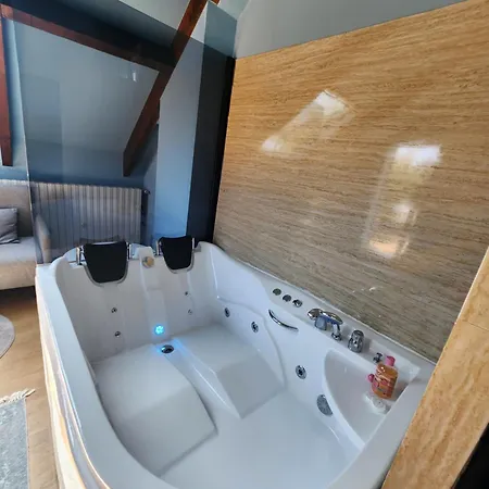 Bleu Jaccuzi Apartman